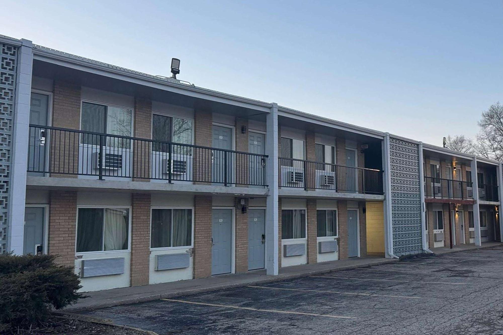 Super 8 By Wyndham Rockford South Hotel Exterior photo
